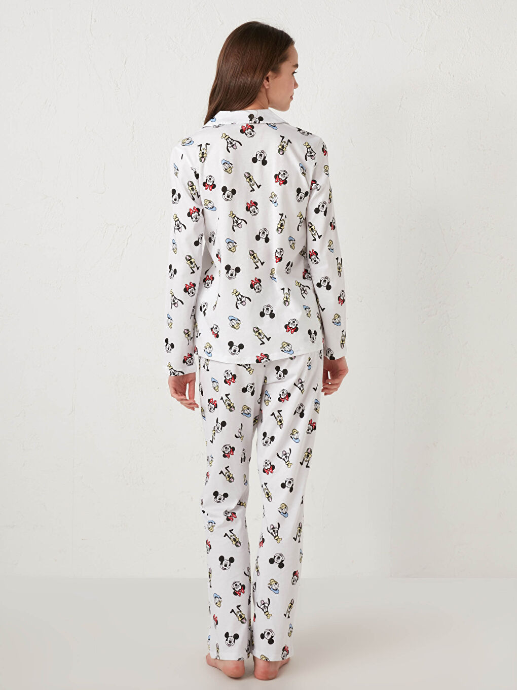 طقم بيجامة قطن كم طويل مطبوع ديزني بياقة القميص للسيدات-4