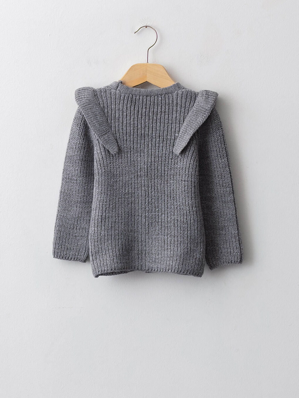 Gri V Yaka Fırfır Detaylı Düğmeli Uzun Kol Kız Bebek Hırka-1