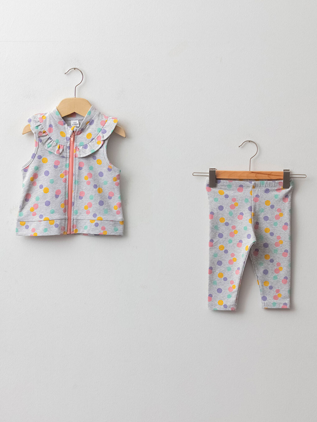 дөңгелек жағалы горошекпен өрнектелген қыз балаға арналған сыдырмалы жилет пен леггинс 2 данадан тұратын жинақ