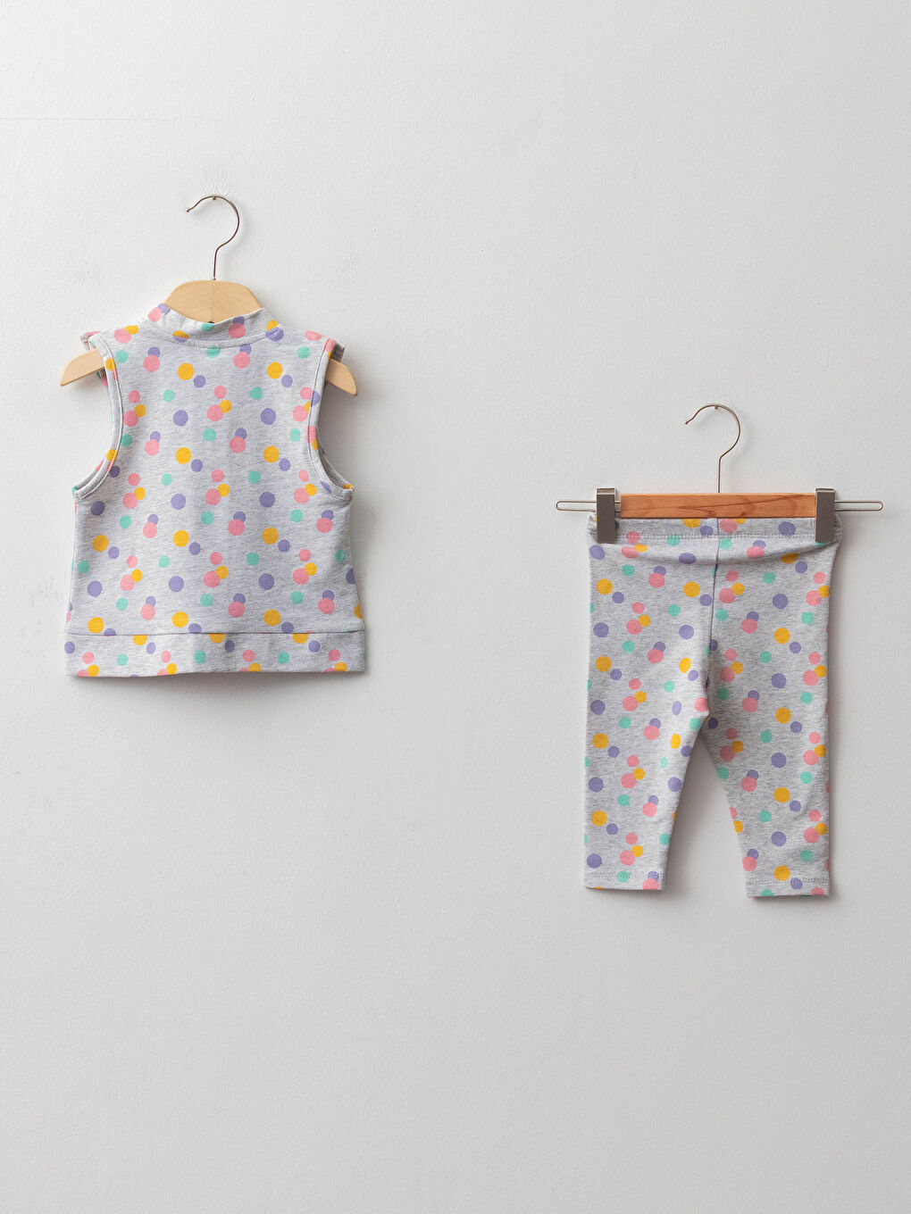 дөңгелек жағалы горошекпен өрнектелген қыз балаға арналған сыдырмалы жилет пен леггинс 2 данадан тұратын жинақ-1