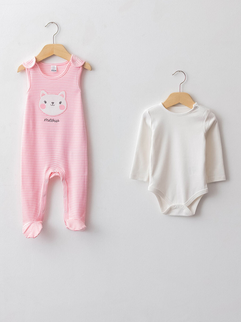 LCW baby Комплект от 2 Части: Боди с Кръгло Деколте с Копчета и Гащеризон за Бебе Момиче от Памук -W11112Z1-LHK