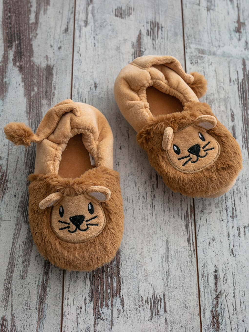 Kahverengi Pelüş Nakışlı Erkek Çocuk Ev Ayakkabısı