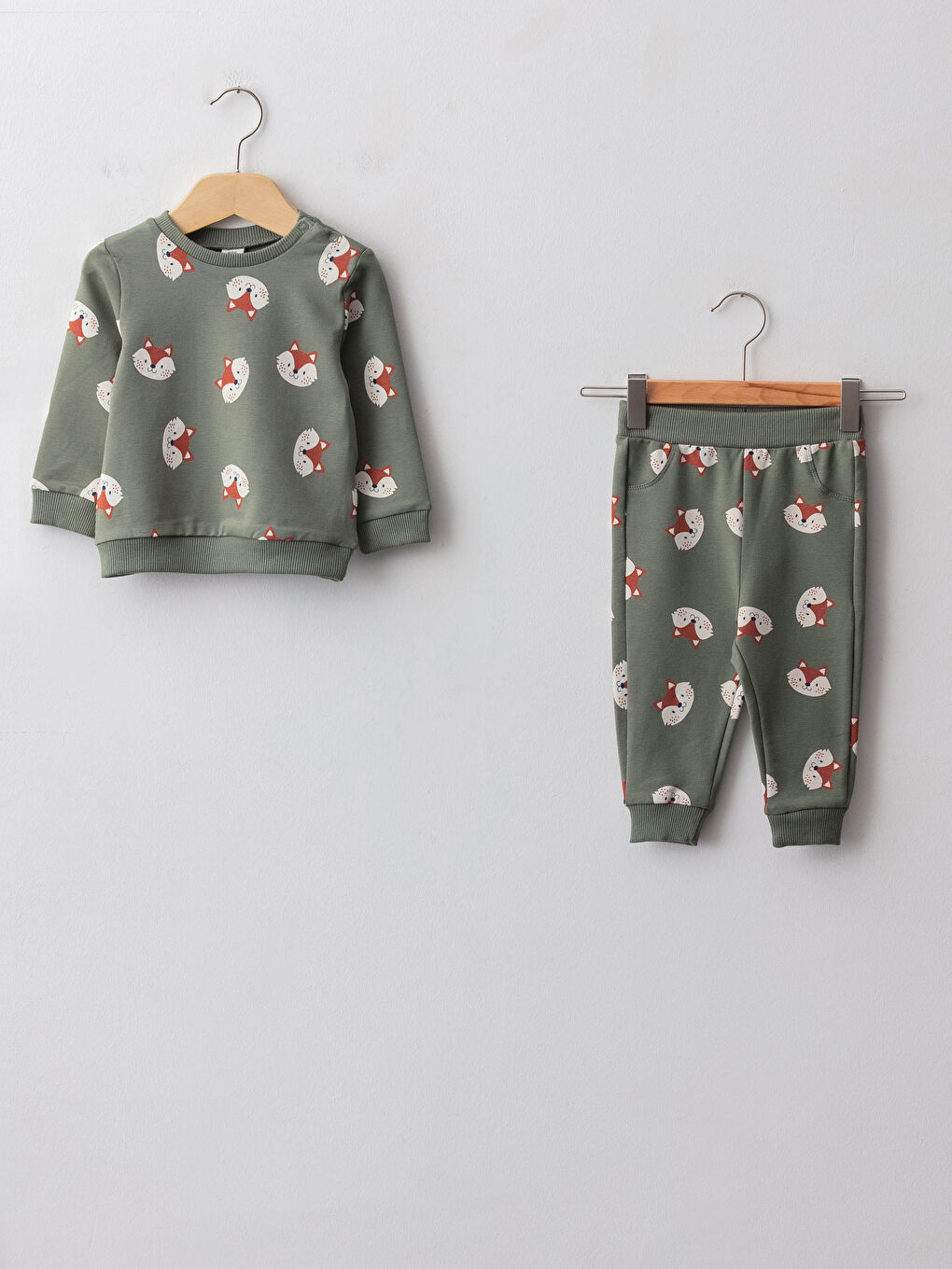 Haki Bisiklet Yaka Uzun Kollu Baskılı Erkek Bebek Sweatshirt ve Pantolon 2'li Takım