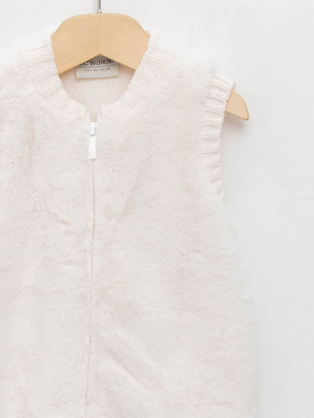 Жилет трикотажный базовый для девочек с круглым вырезом-2