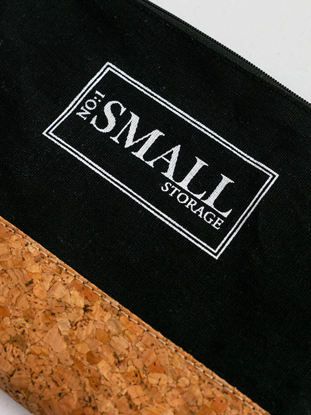 حقيبة مكياج مطبوعة بشعار 21x15 سم-2