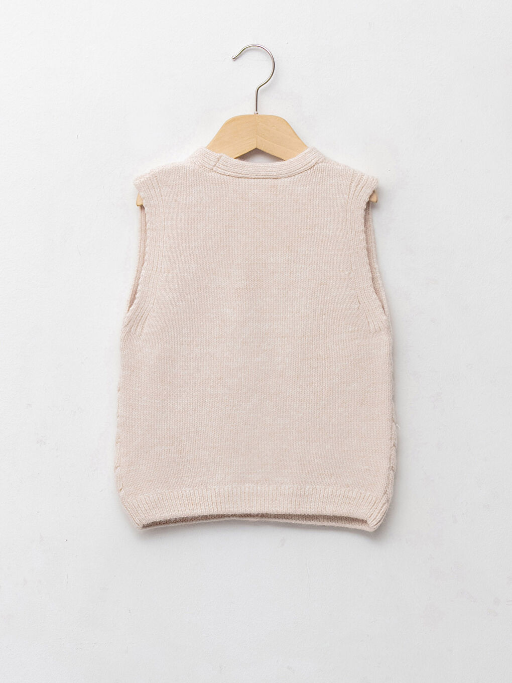 Pleteni prsluk za devojčice sa V izrezom i dezenom-1