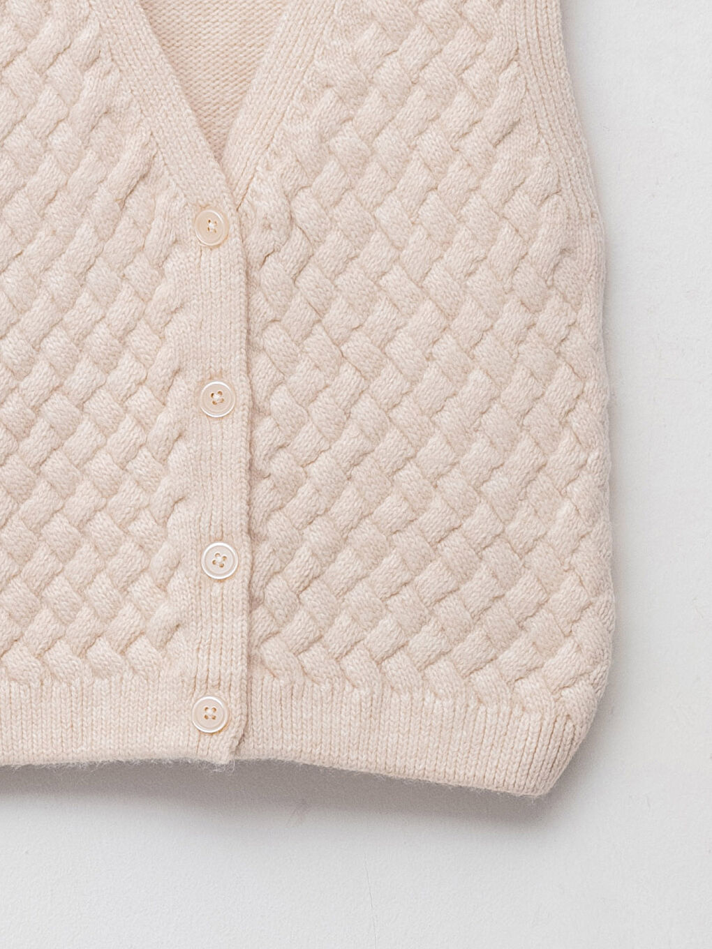 Pleteni prsluk za devojčice sa V izrezom i dezenom-2