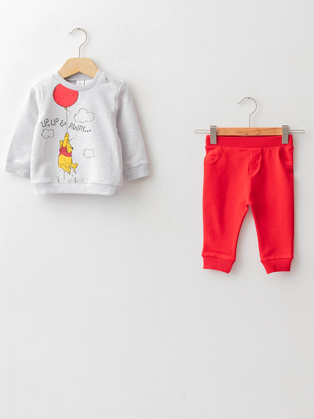 سويت شيرت وبنطلون بطبعة ويني ذا بوه بأكمام طويلة وياقة دائرية للأولاد الرضع - طقم من قطعتين