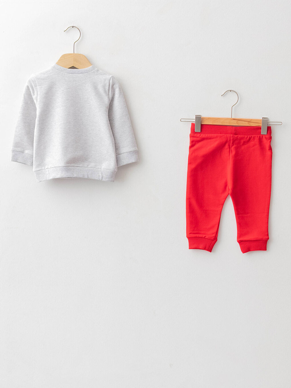 سويت شيرت وبنطلون بطبعة ويني ذا بوه بأكمام طويلة وياقة دائرية للأولاد الرضع - طقم من قطعتين-1