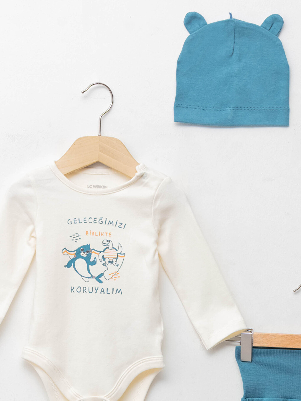 Ekru Bisiklet Yaka Uzun Kollu Nesli Tükenen Hayvan Temalı Caretta Caretta Baskılı Erkek Bebek Sweatshirt Pantolon ve Bere 3'lü Takım-2