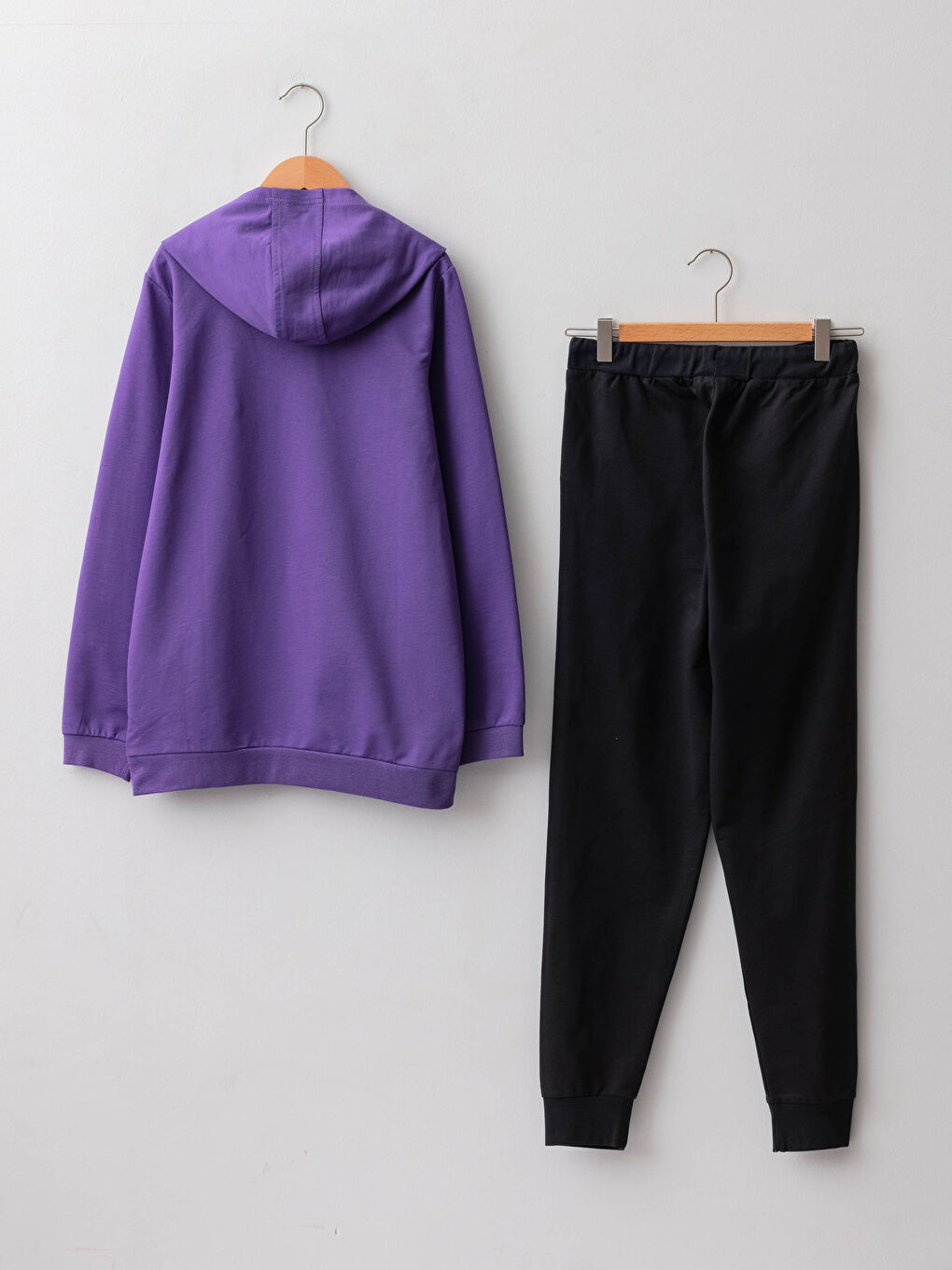 سويت شيرت ولادي بأكمام طويلة مطبوعة بغطاء للرأس وبنطلون رياضي-1