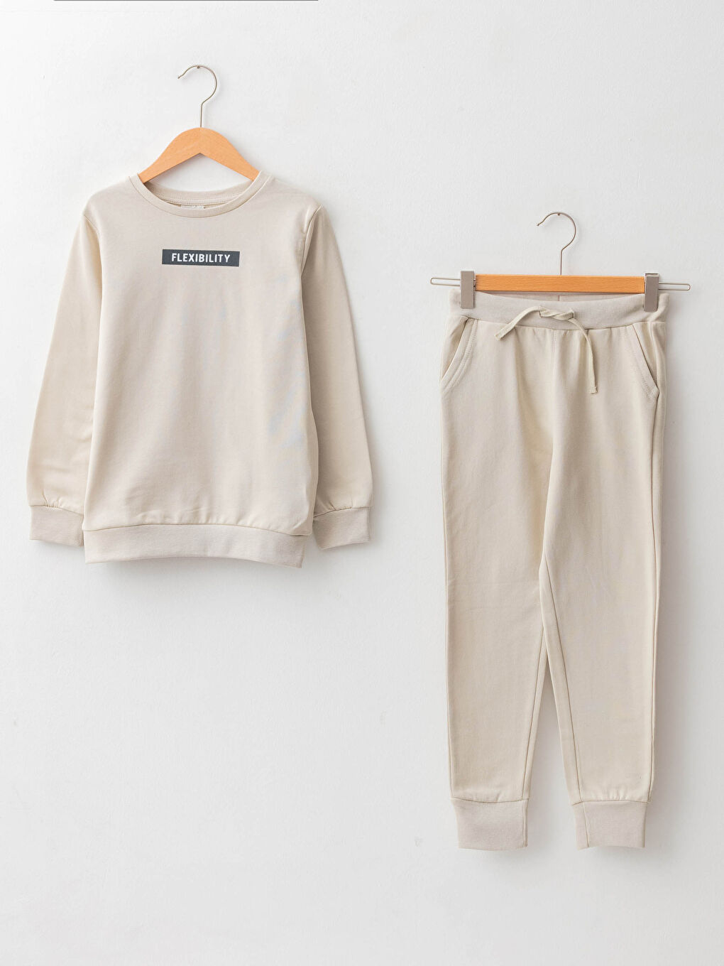 سويت شيرت برقبة دائرية مطبوع بأكمام طويلة وبنطلون رياضي للأولاد
