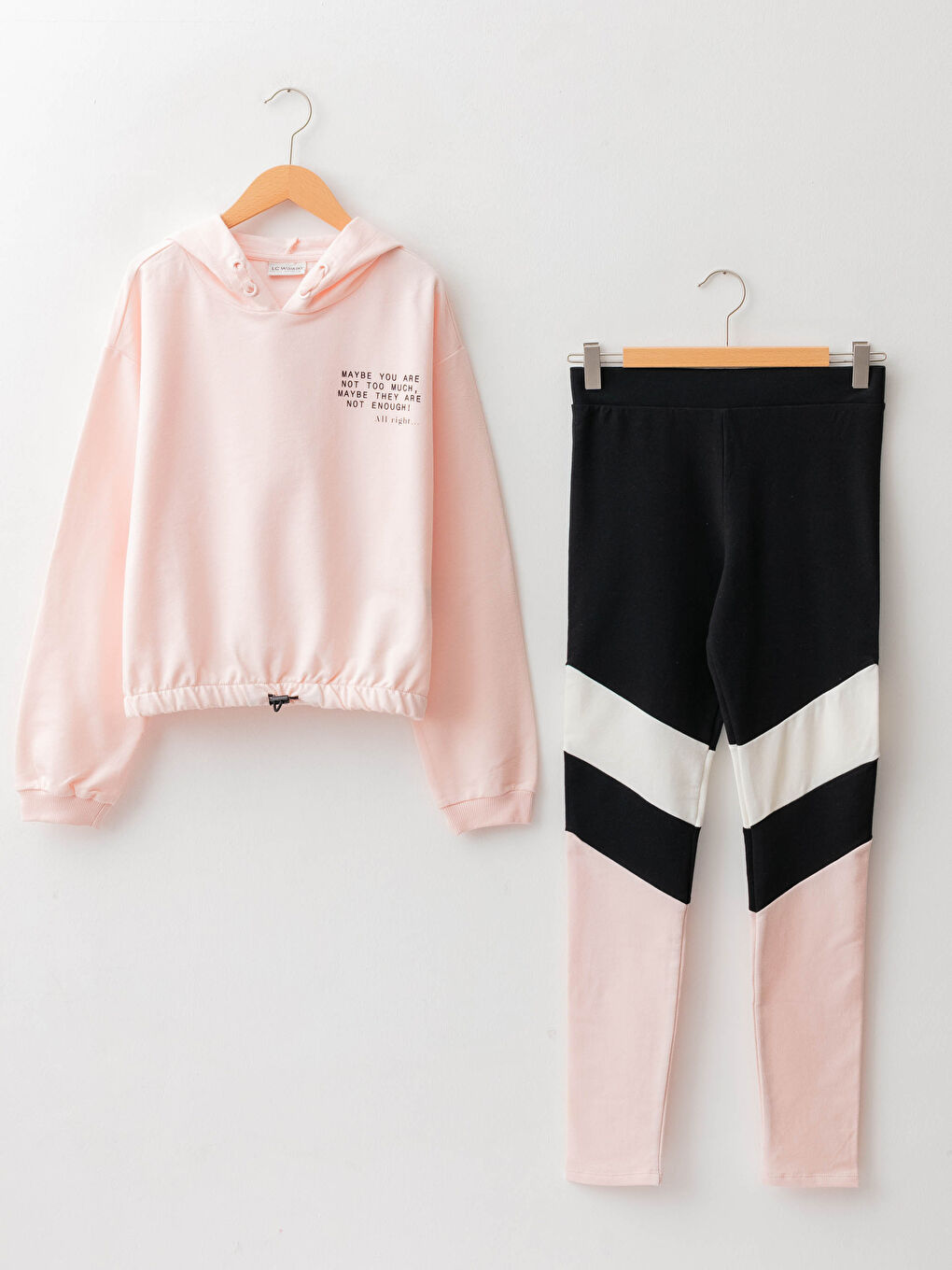 سويت شيرت مزود بغطاء رأس مطبوع بأكمام طويلة وبنطال ضيق للبنات