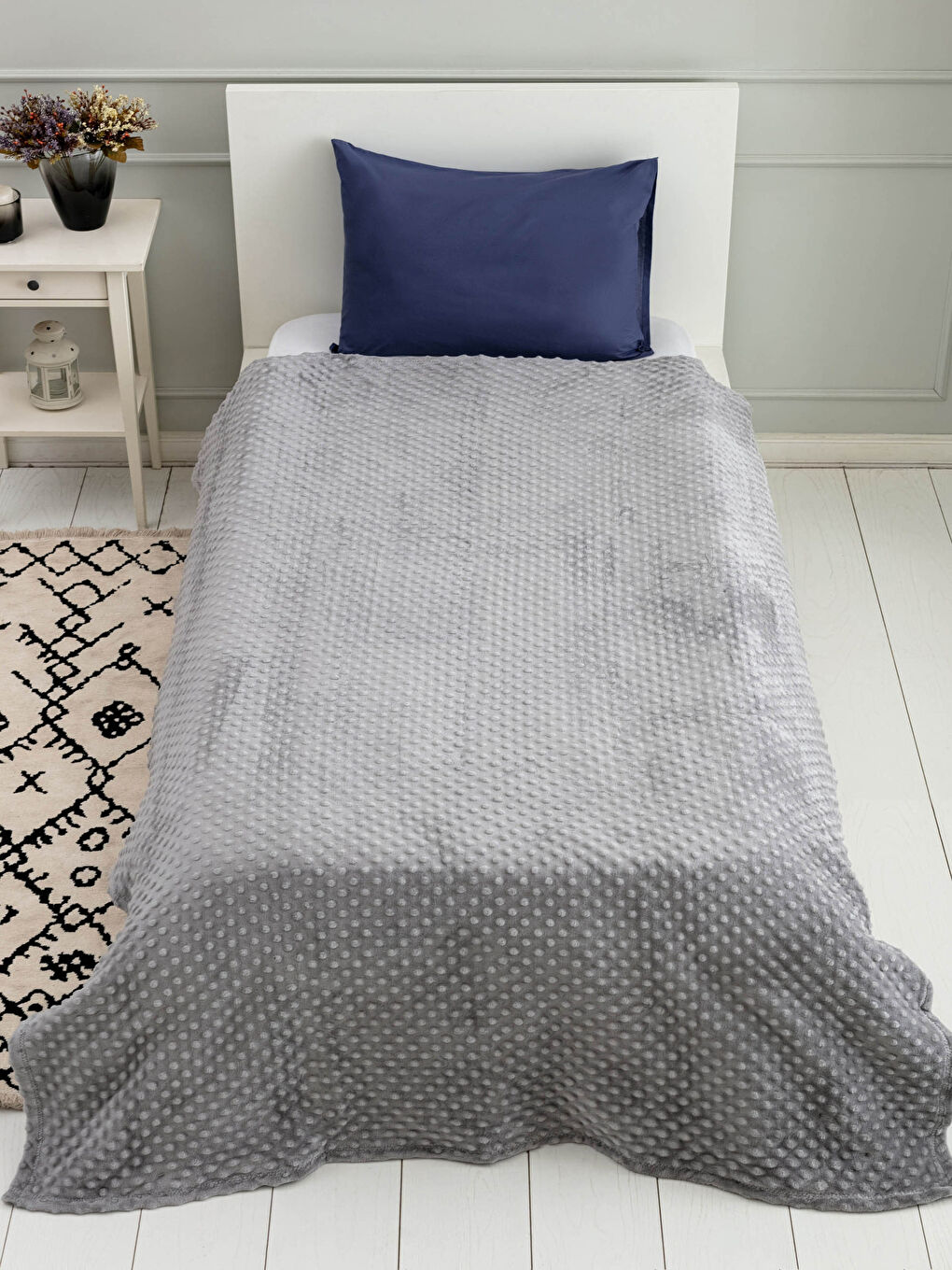 Single Bud Patterned Wellsoft Blanket 150x220 Cm-1