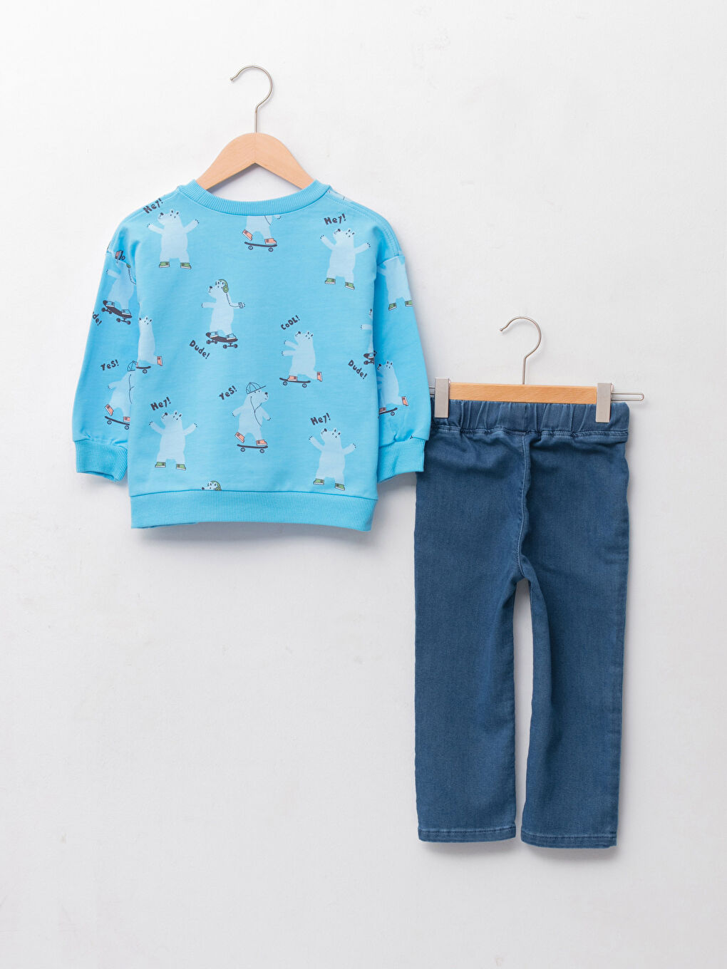 سويت شيرت كم طويل ياقة دائرية مطبوع وبنطلون جينز طقم 2 قطع للأولاد الرضع-1