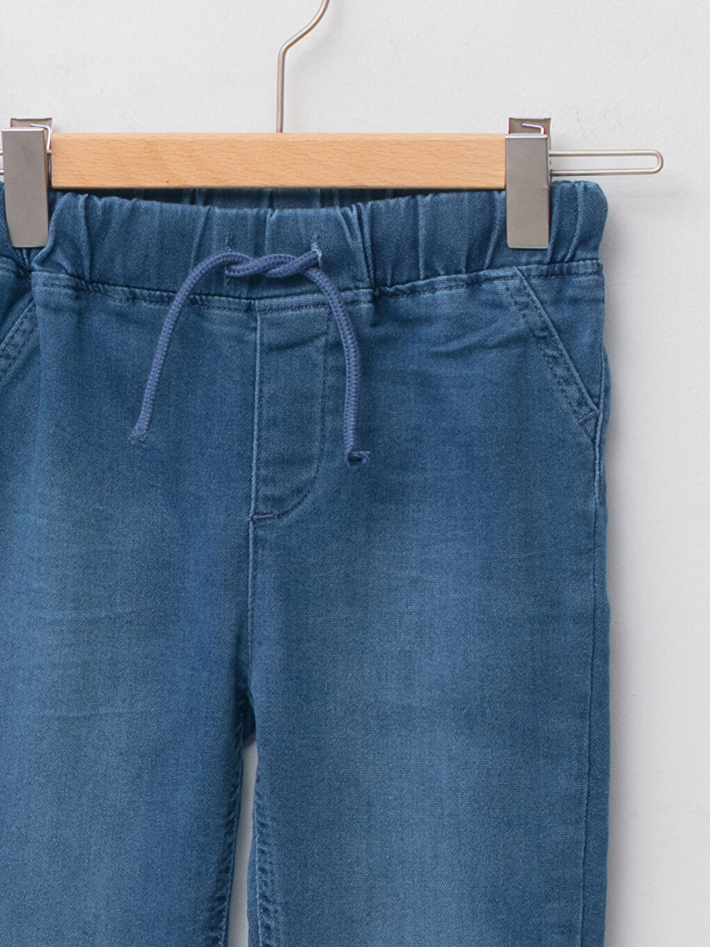 سويت شيرت كم طويل ياقة دائرية مطبوع وبنطلون جينز طقم 2 قطع للأولاد الرضع-2