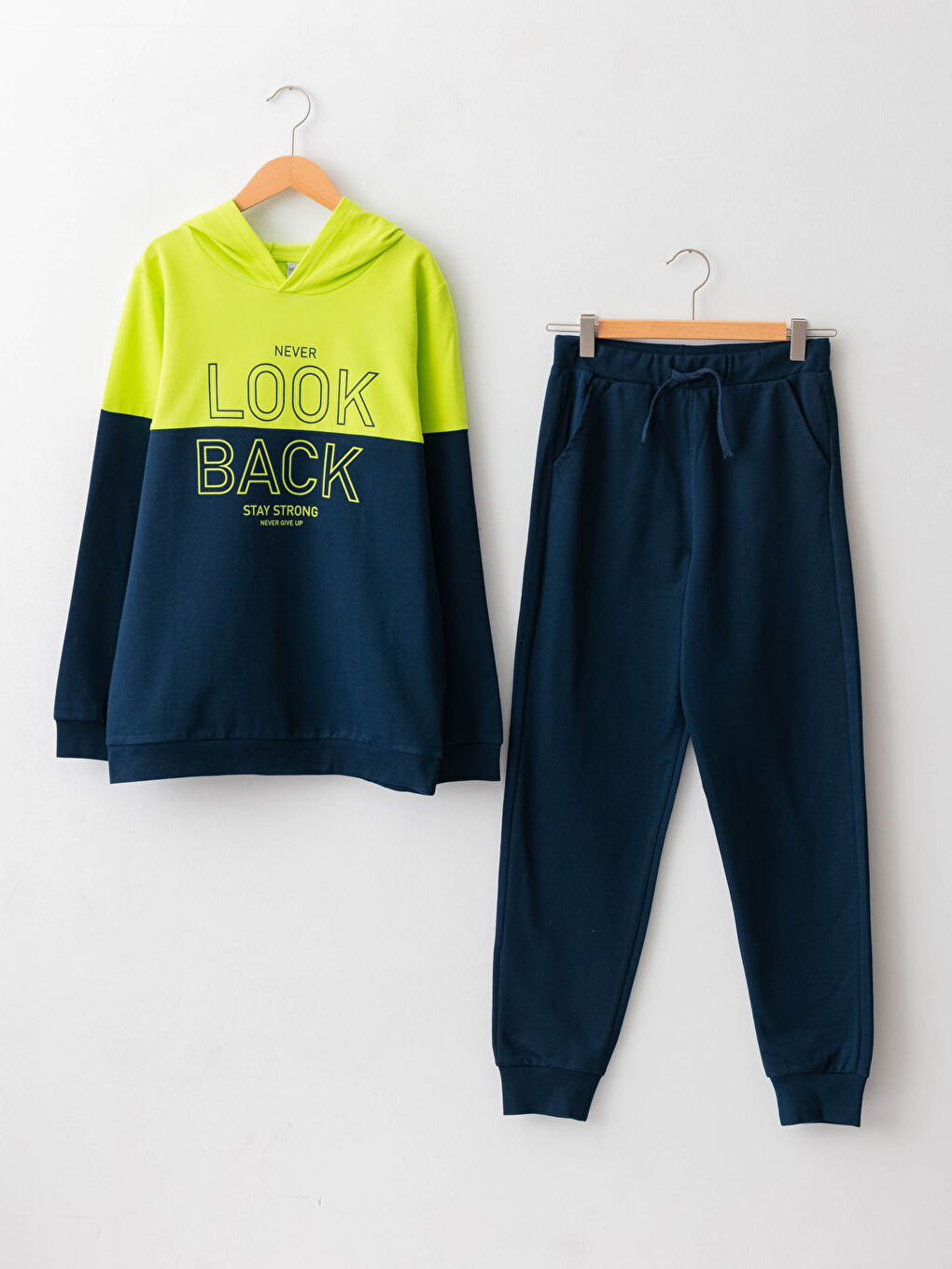 سويت شيرت بكابوش مطبوع كم طويل و بنطلون رياضي للأولاد