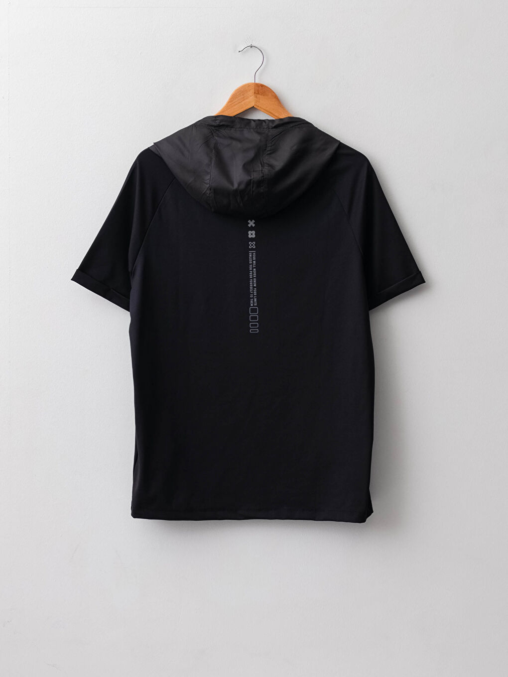 Siyah Kapüşonlu Kısa Kollu Baskılı Erkek Spor Tişört-7