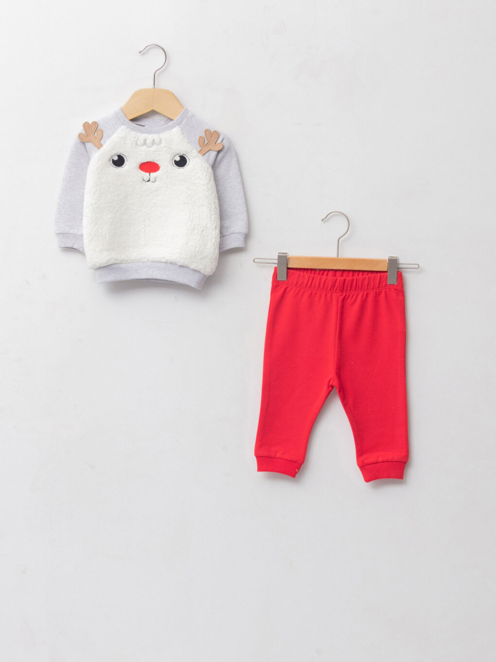 LCW baby Bisiklet Yaka Uzun Kollu Yılbaşı Temalı Pelüş Erkek Bebek Sweatshirt ve Pantolon 2'li Takım -W1AI16Z1-847
