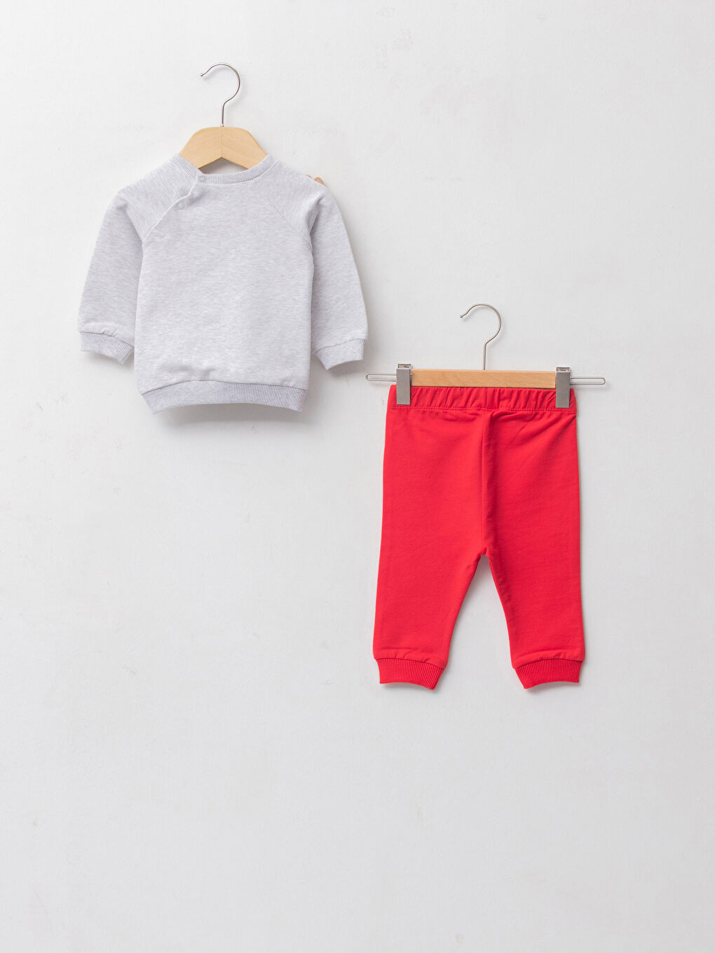 LCW baby Bisiklet Yaka Uzun Kollu Yılbaşı Temalı Pelüş Erkek Bebek Sweatshirt ve Pantolon 2'li Takım -W1AI16Z1-847