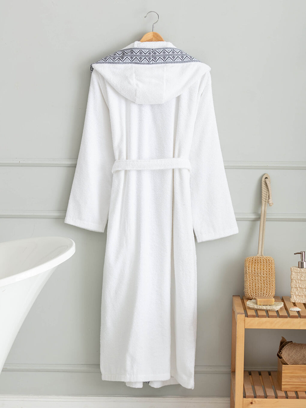 Beyaz Kapüşon Yaka Jakarlı Bukle Erkek Bornoz-1