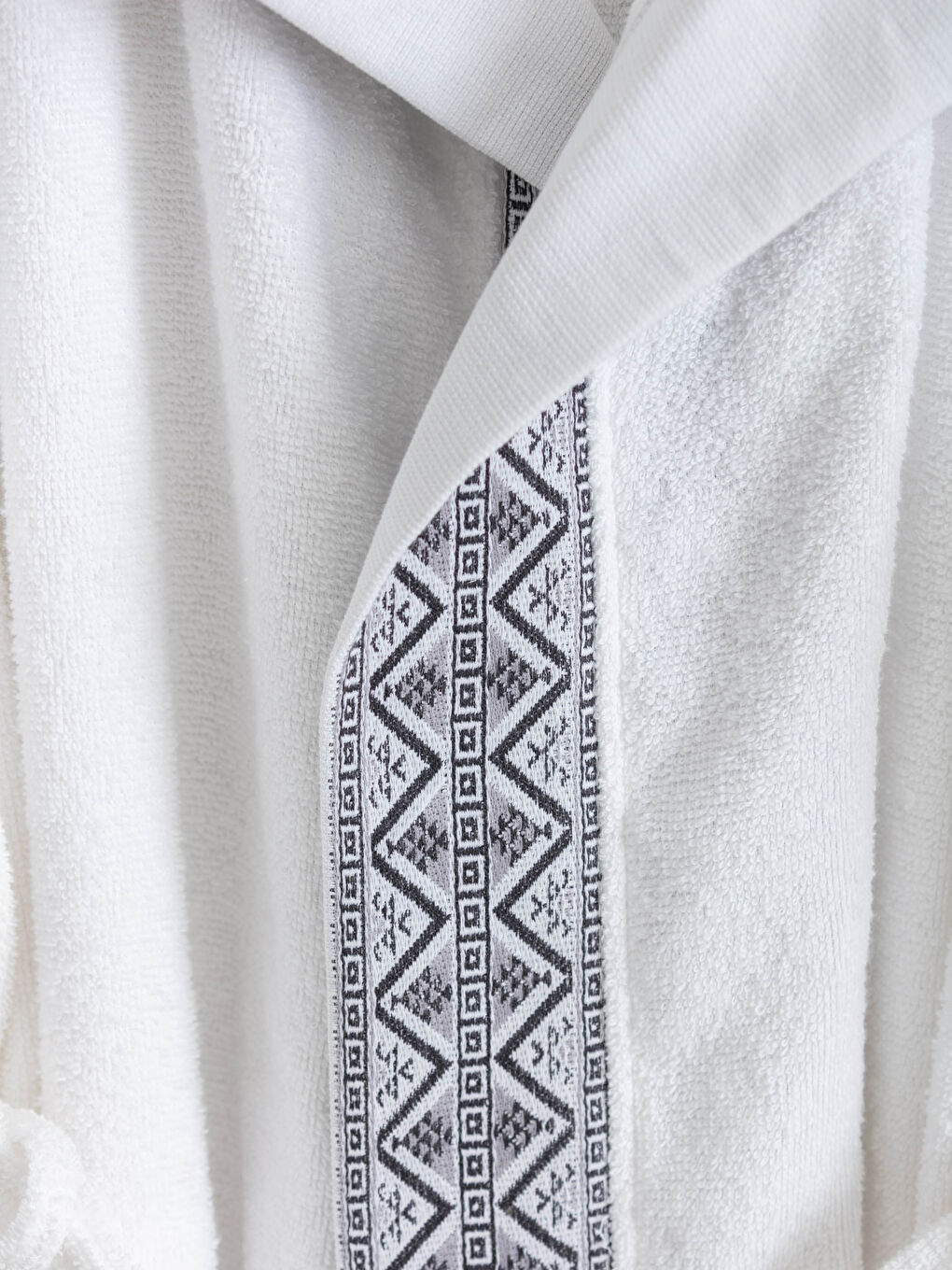 Beyaz Kapüşon Yaka Jakarlı Bukle Erkek Bornoz-2