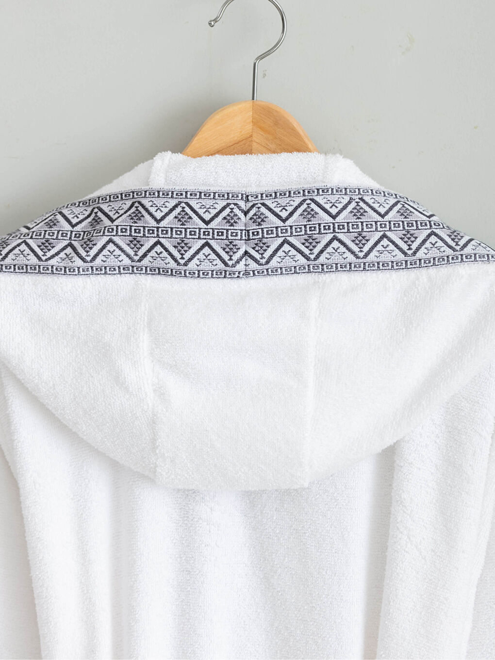 Beyaz Kapüşon Yaka Jakarlı Bukle Erkek Bornoz-3