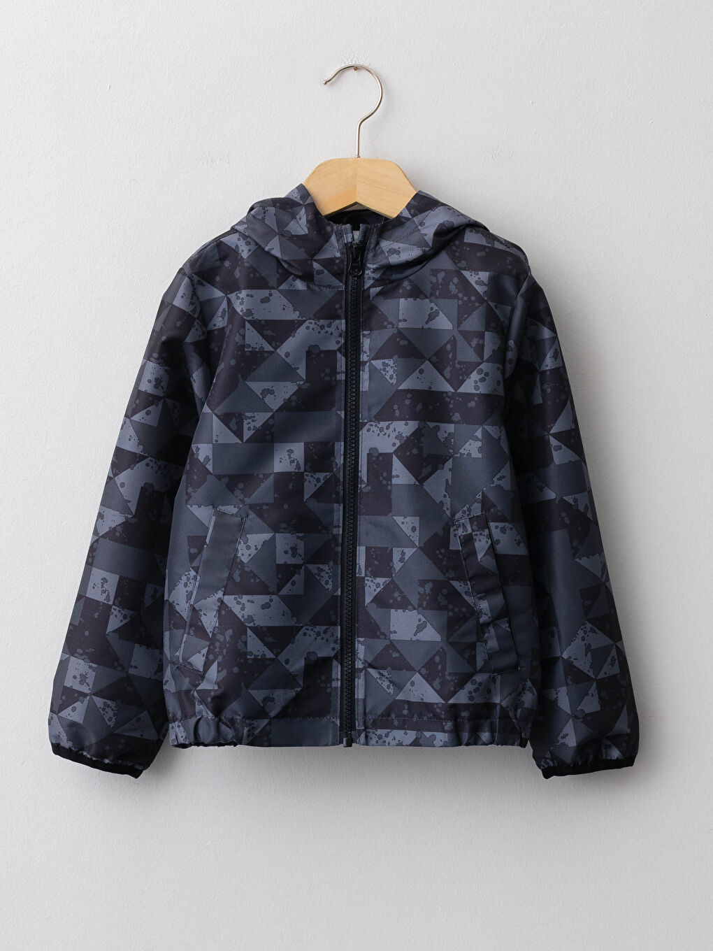 Siyah Kapüşonlu Erkek Çocuk Mont