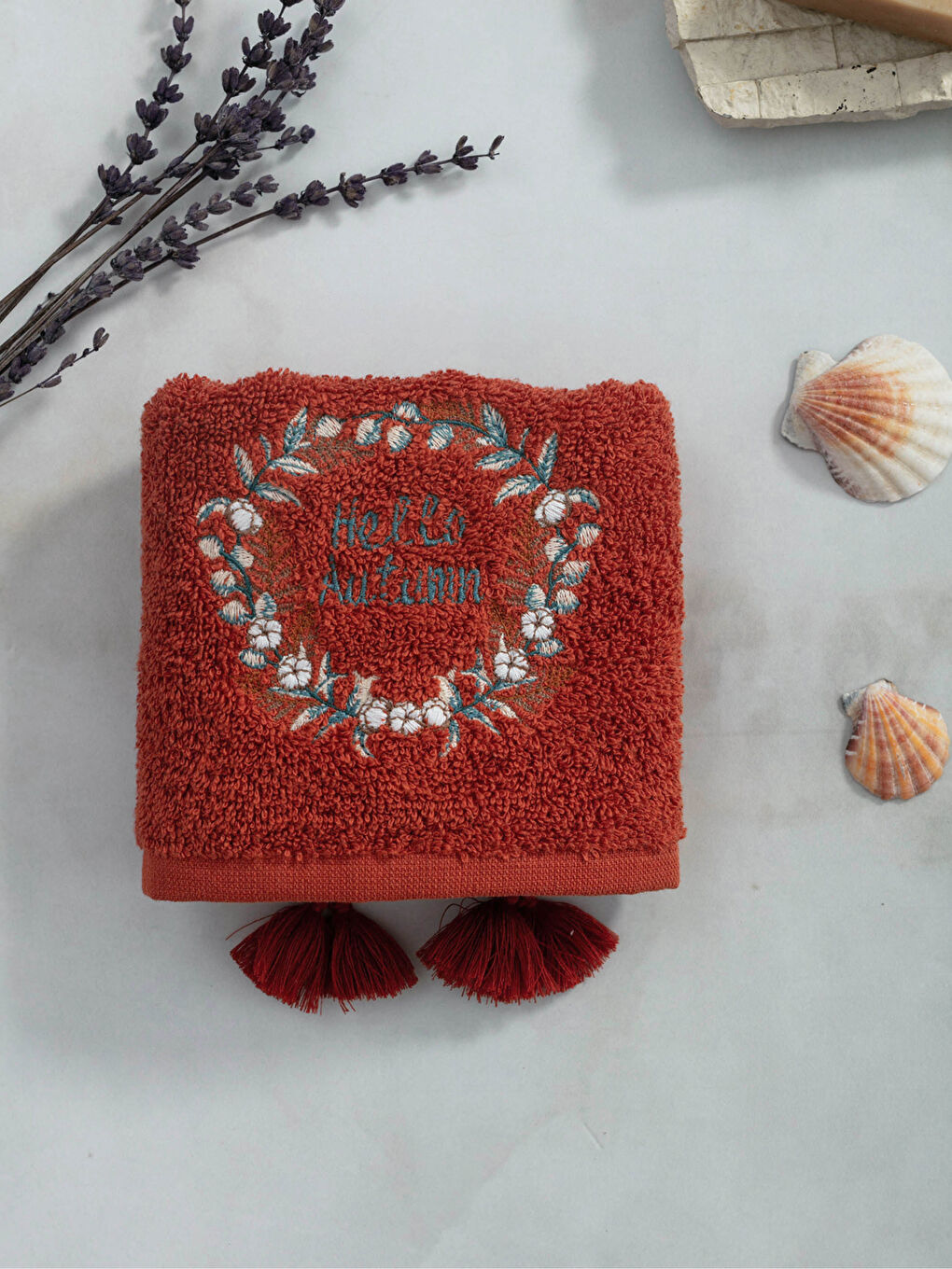 Кърпа за гости с бродирани детайли и помпони 30x50 см-1