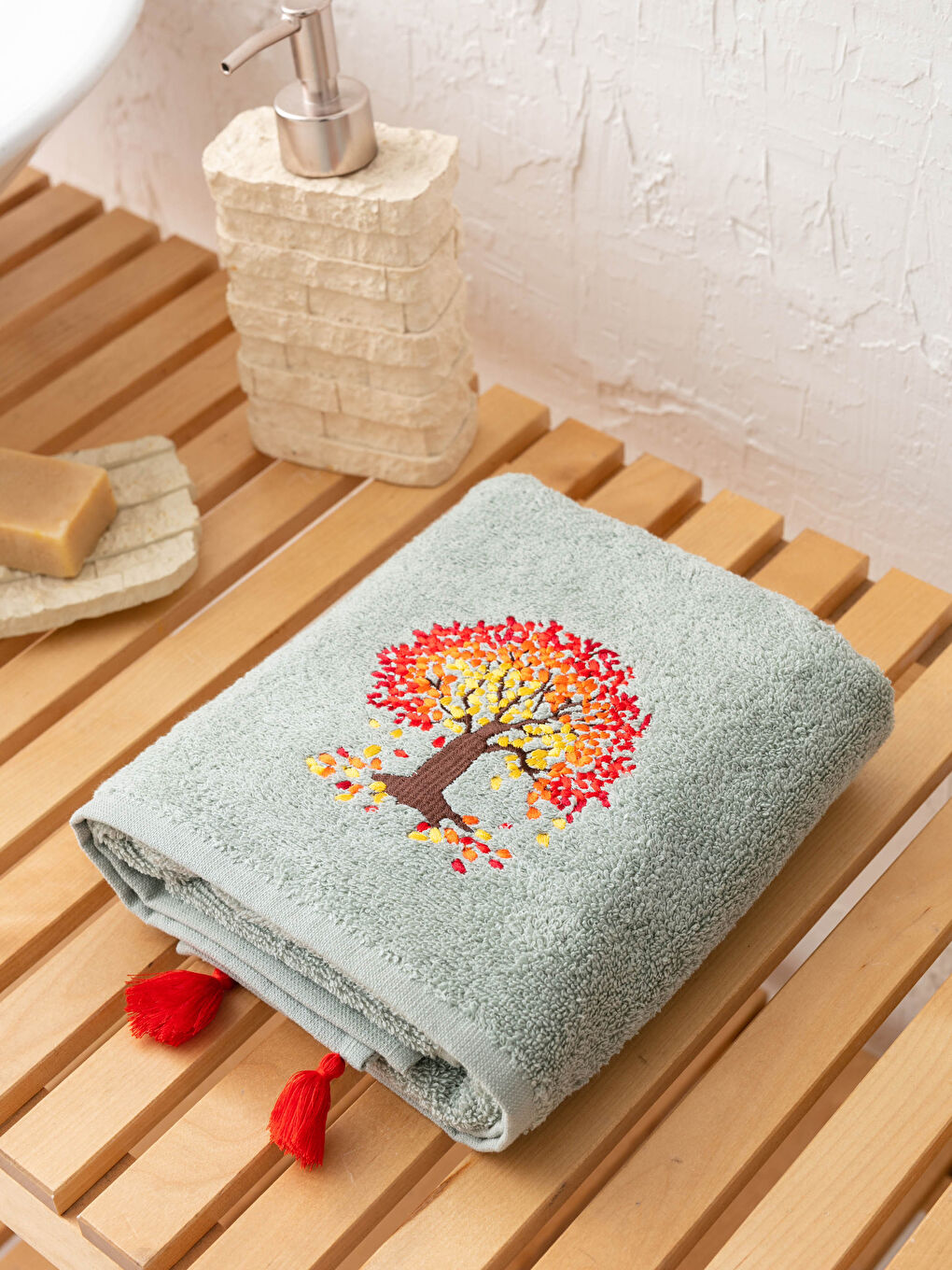 Haki Nakış Detaylı Püskül Yüz Havlusu 50x80 cm-1