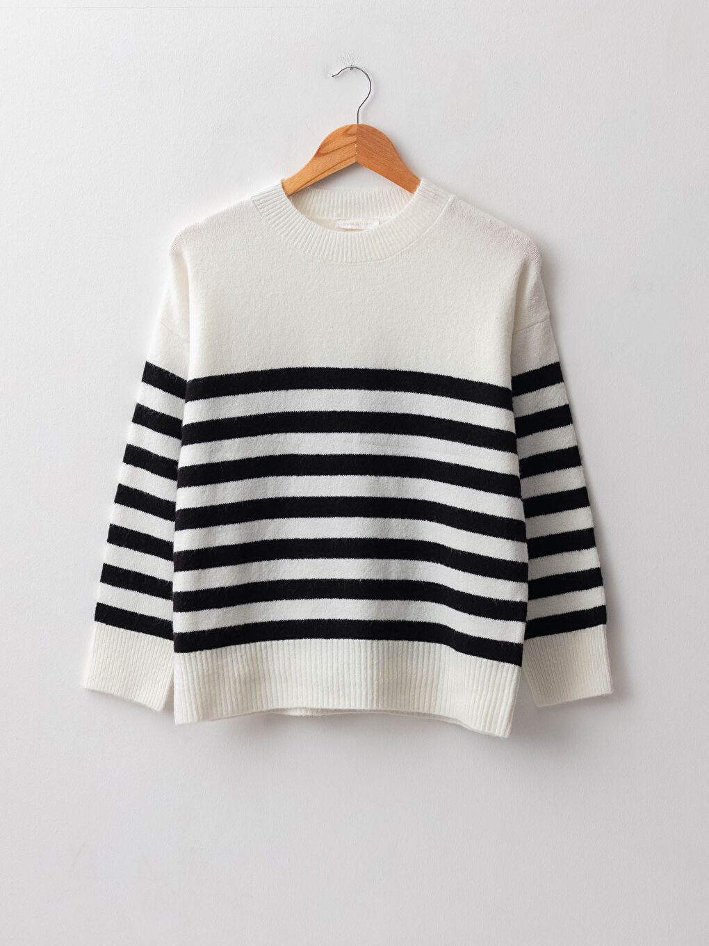 Женский трикотажный свитер в полоску с круглым вырезом и длинными рукавами-5