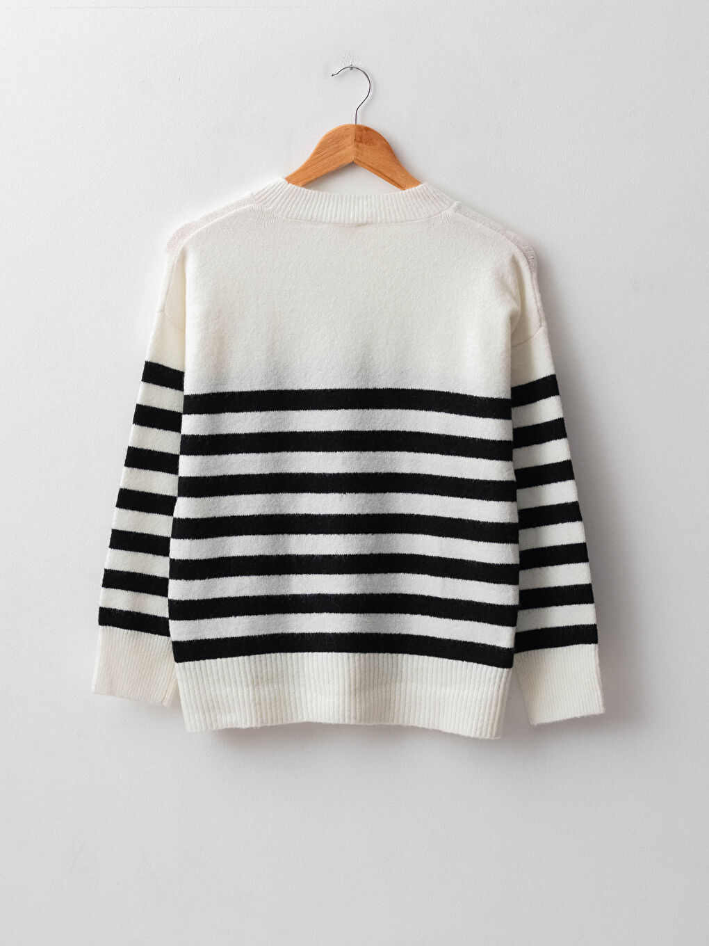 Женский трикотажный свитер в полоску с круглым вырезом и длинными рукавами-6