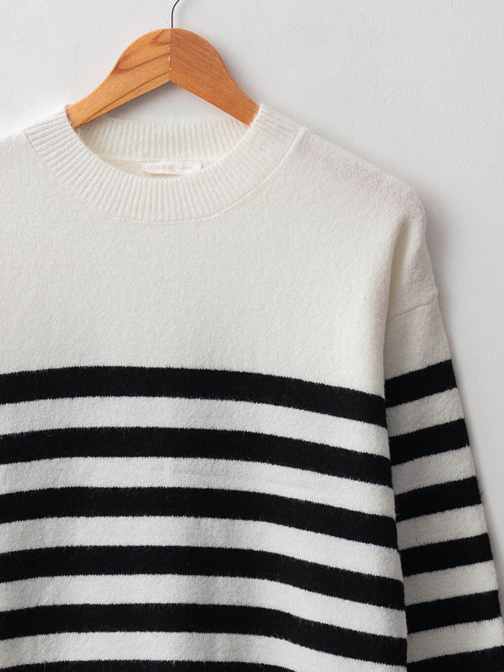 Женский трикотажный свитер в полоску с круглым вырезом и длинными рукавами-7
