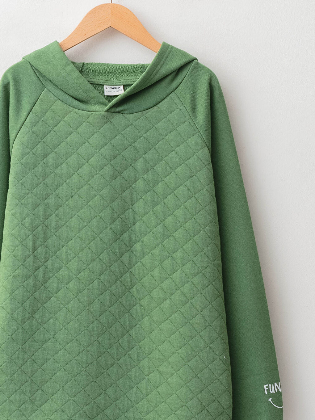 LCW Kids Bedrucktes Sweatshirt mit Kapuze und langen Ärmeln für Jungen -W1CQ02Z4-H7P