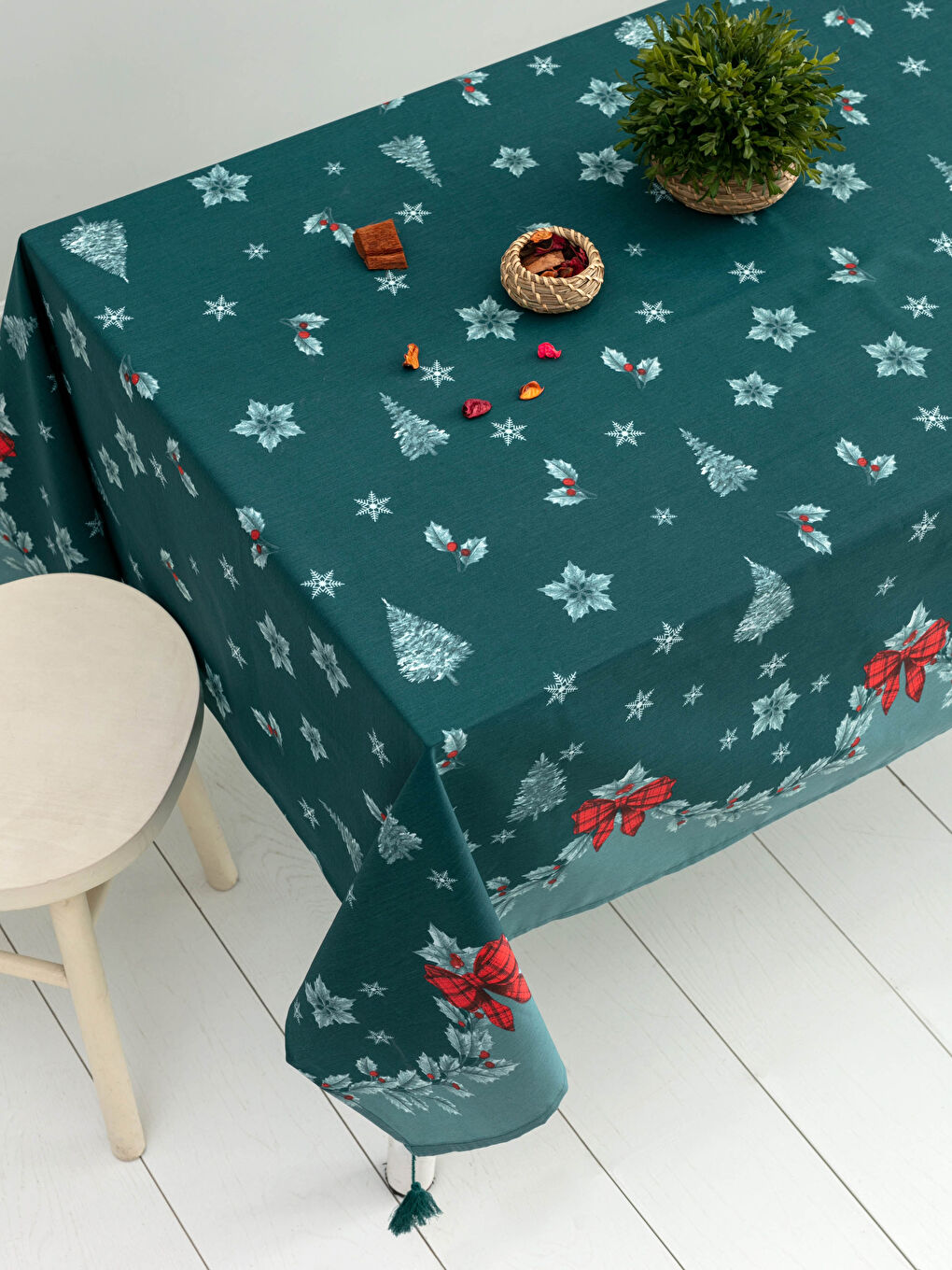 Christmas Themed Printed Tassel Detailed Table Cloth 150x200 Cm
