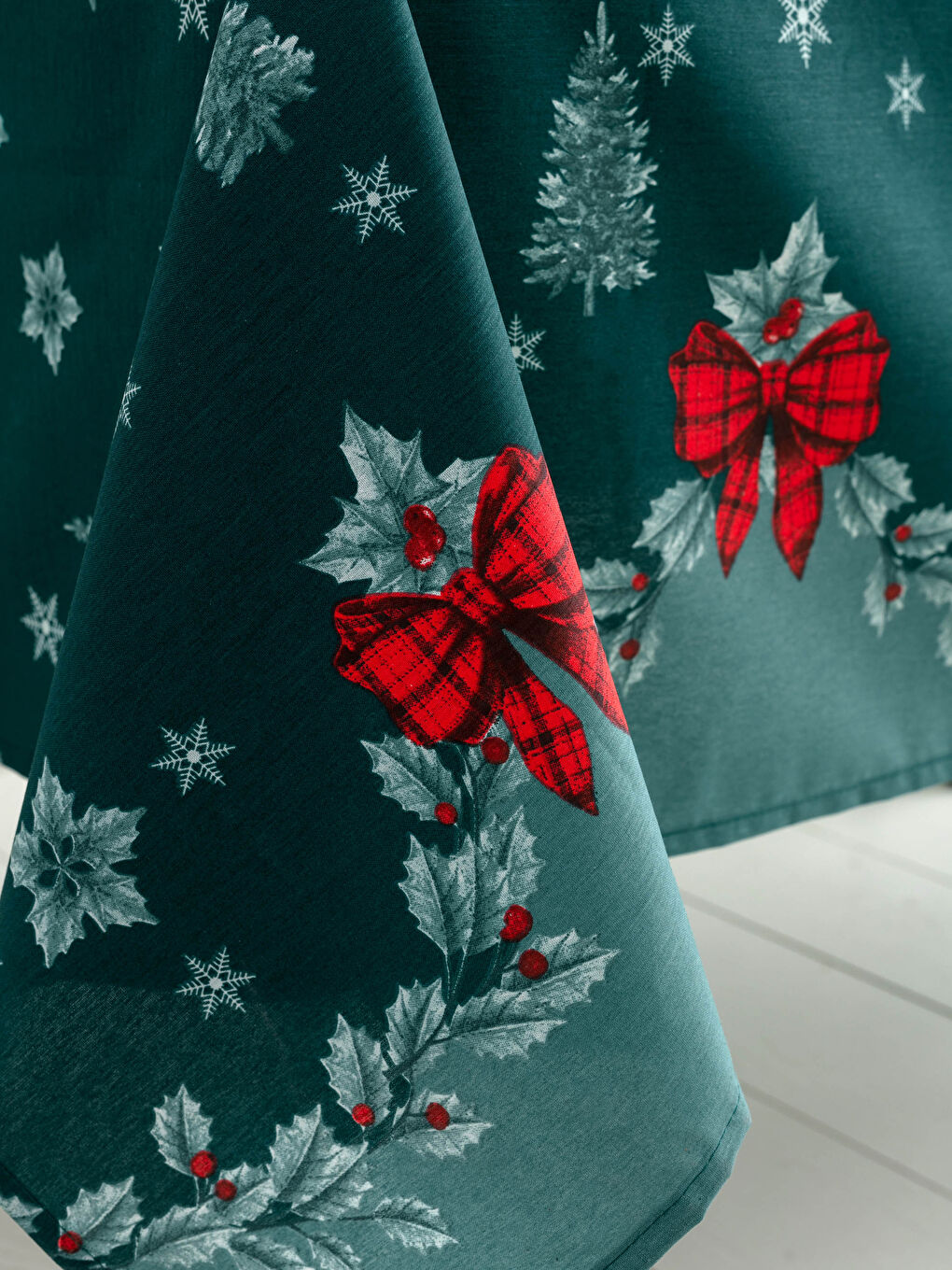 Christmas Themed Printed Tassel Detailed Table Cloth 150x200 Cm-1
