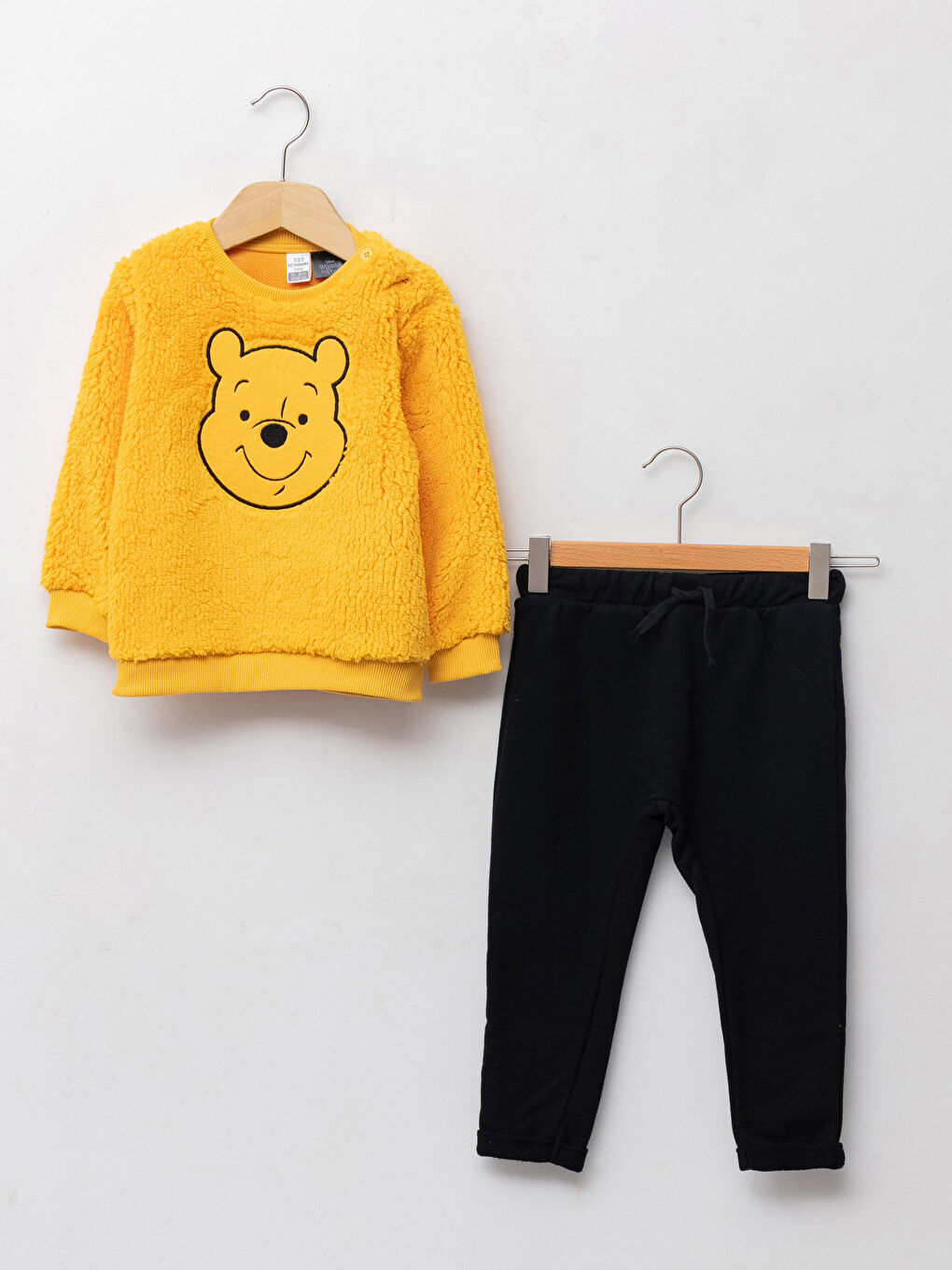 LCW baby Sarı Bisiklet Yaka Uzun Kollu Winnie the Pooh Nakışlı Erkek Bebek Sweatshirt ve Pantolon 2'li Takım - 6