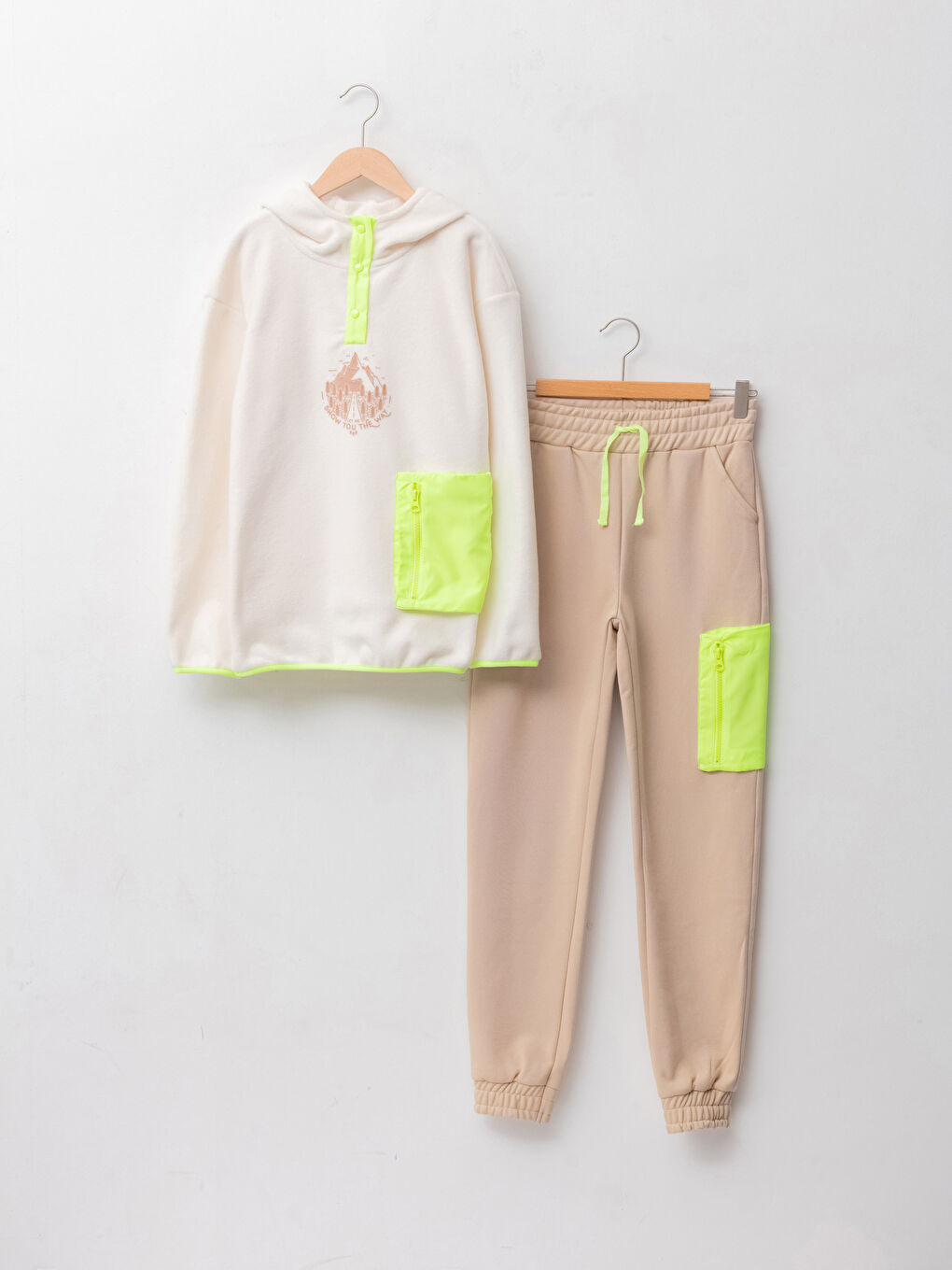 LCW Kids Kapüşonlu Baskılı Uzun Kollu Kız Çocuk Sweatshirt ve Eşofman Altı -W1DA09Z4-FDH