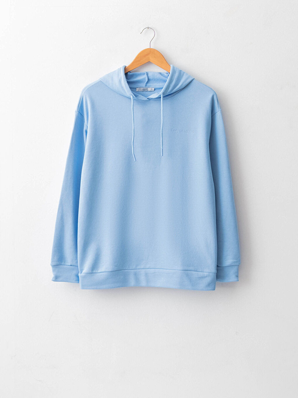 سويت شيرت نسائي طويل الأكمام مطرز بشعار ومزود بغطاء رأس-6