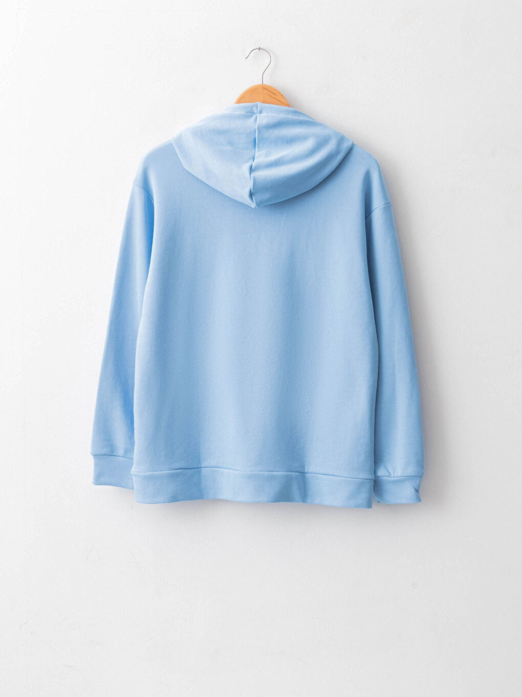 سويت شيرت نسائي طويل الأكمام مطرز بشعار ومزود بغطاء رأس-7