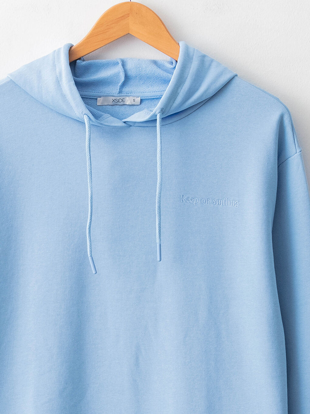 سويت شيرت نسائي طويل الأكمام مطرز بشعار ومزود بغطاء رأس-8