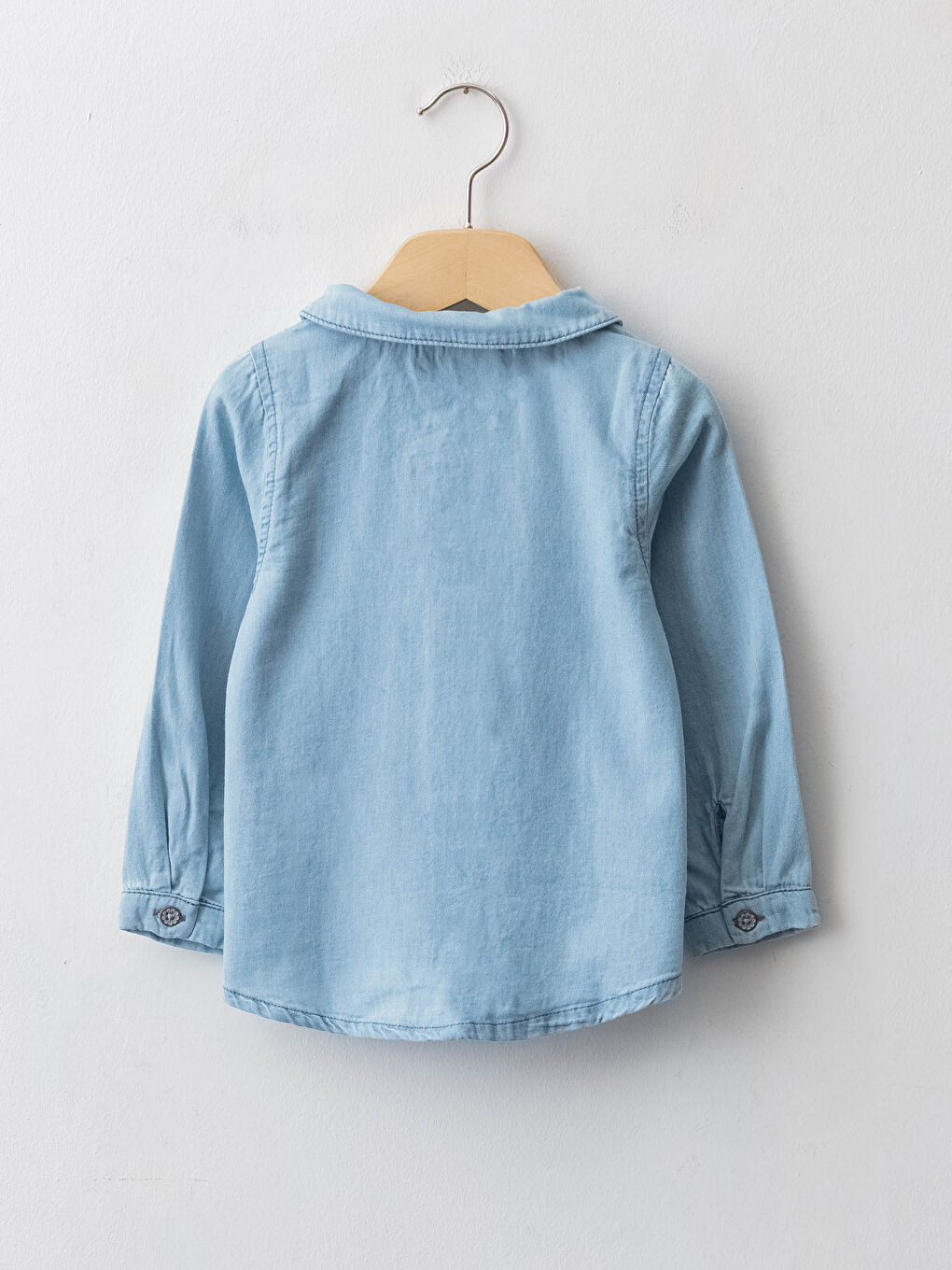 Cămașă din denim pentru bebeluși cu guler Peter Pan, mânecă lungă și detalii brodate-1