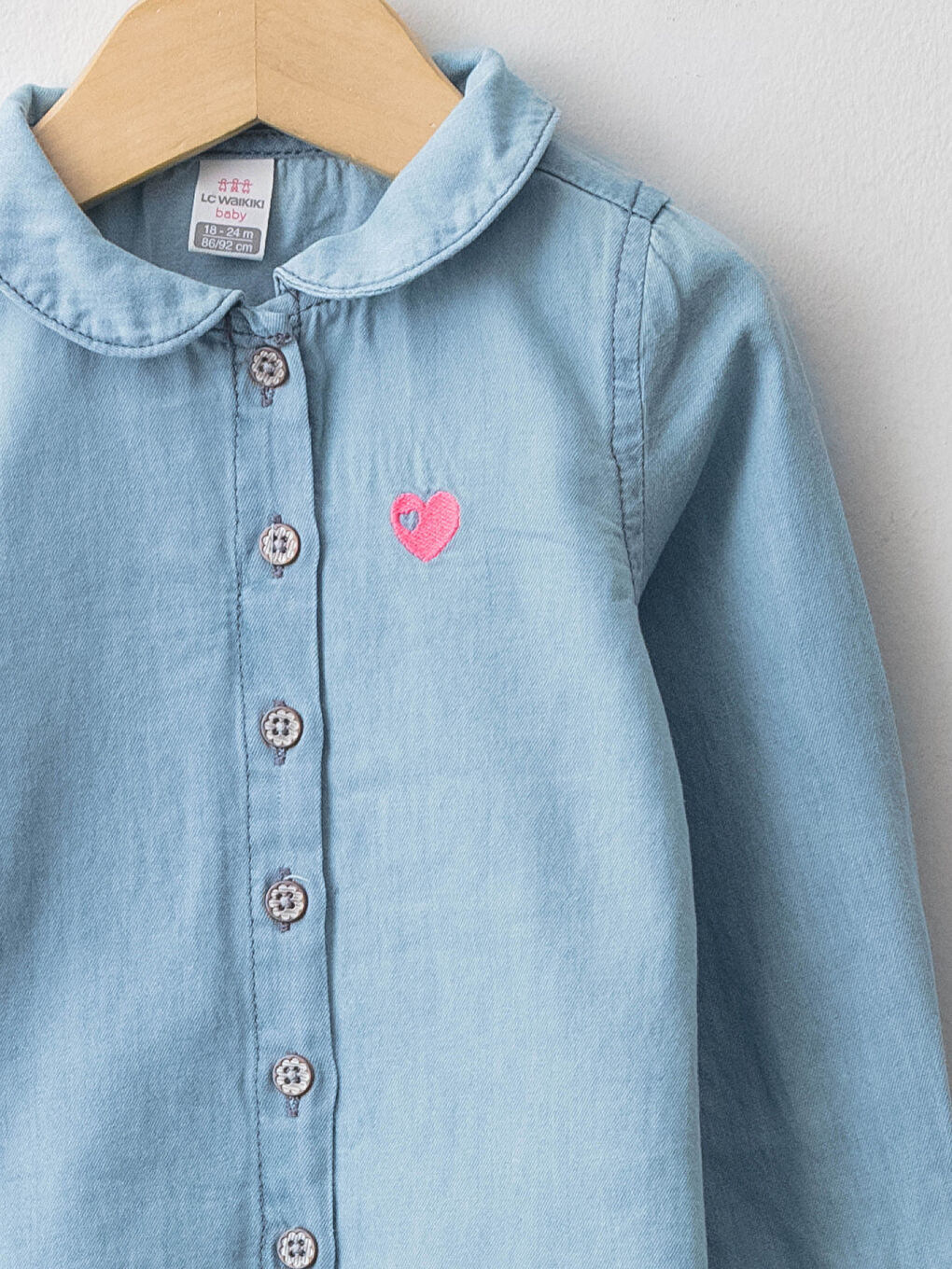 Cămașă din denim pentru bebeluși cu guler Peter Pan, mânecă lungă și detalii brodate-2