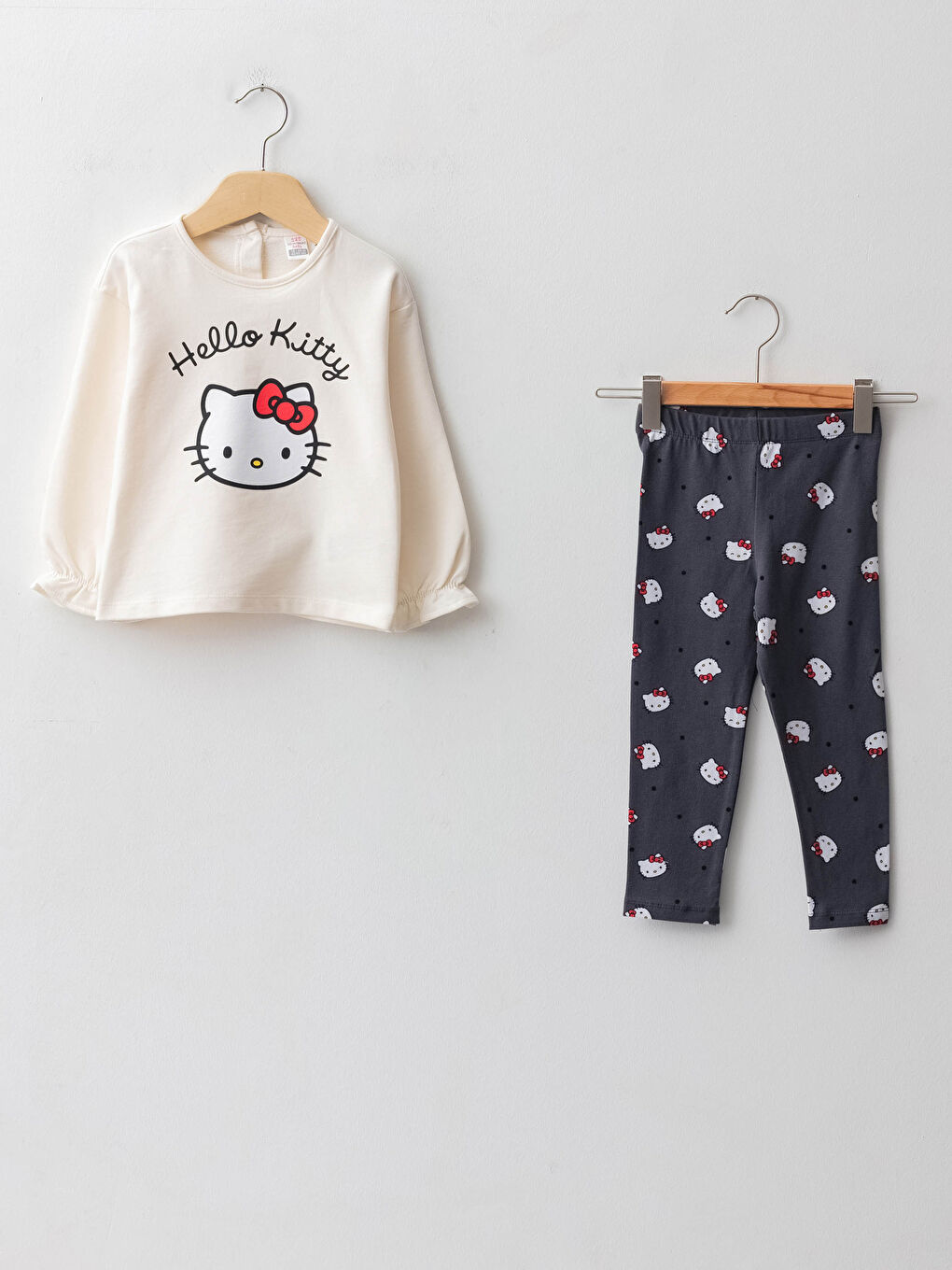 LCW baby Rundhalsausschnitt Langarm Hello Kitty Bedrucktes Baby Mädchen Sweatshirt und Leggings 2er-Pack Set -W1DR63Z1-FDW