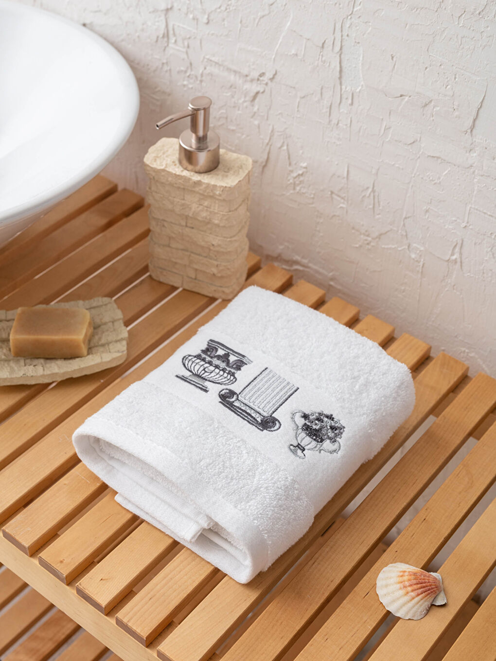 Beyaz Nakış Detaylı Bukle Yüz Havlusu 50x80 cm