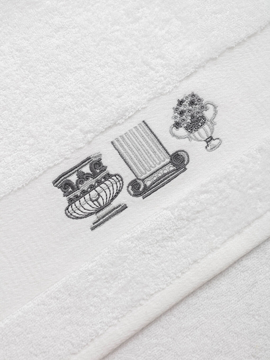 Beyaz Nakış Detaylı Bukle Yüz Havlusu 50x80 cm-3