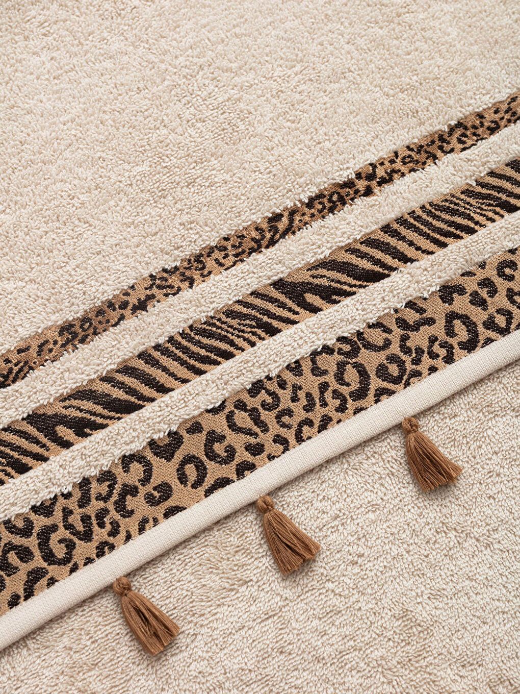 Bej Püsküllü Jakarlı Yüz Havlusu 50x80 cm-3