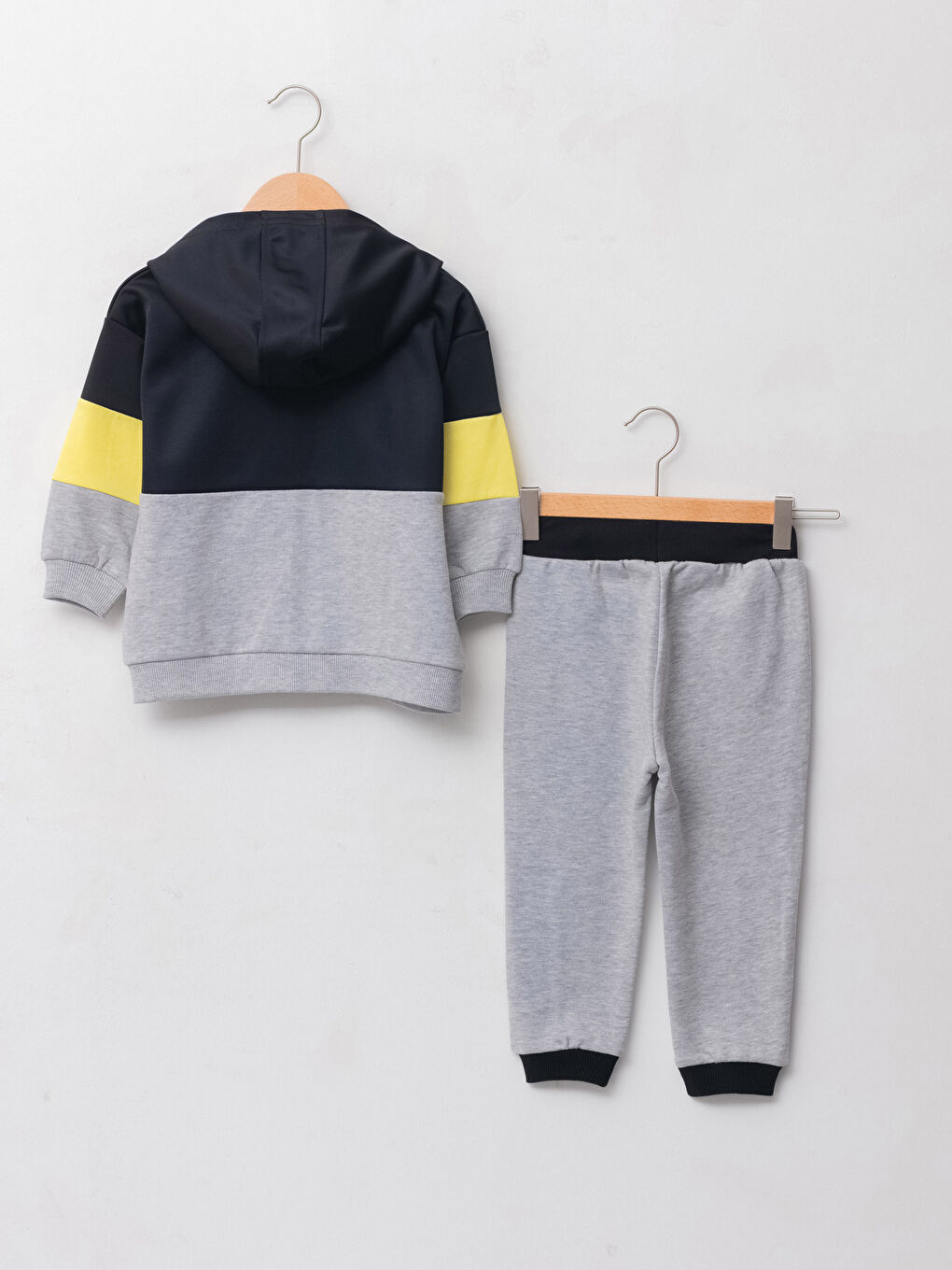 LCW baby Gri Kapüşonlu Uzun Kollu Baskılı Erkek Bebek Fermuarlı Sweatshirt ve Jogger Pantolon 2'li Takım - 1