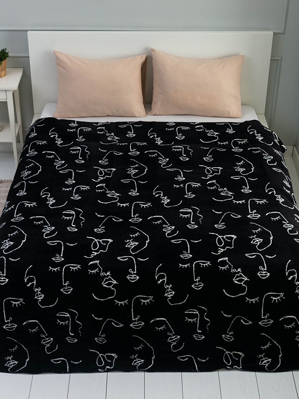 Siyah Çift Kişilik Kendinden Desenli Battaniye 200x220 cm-1