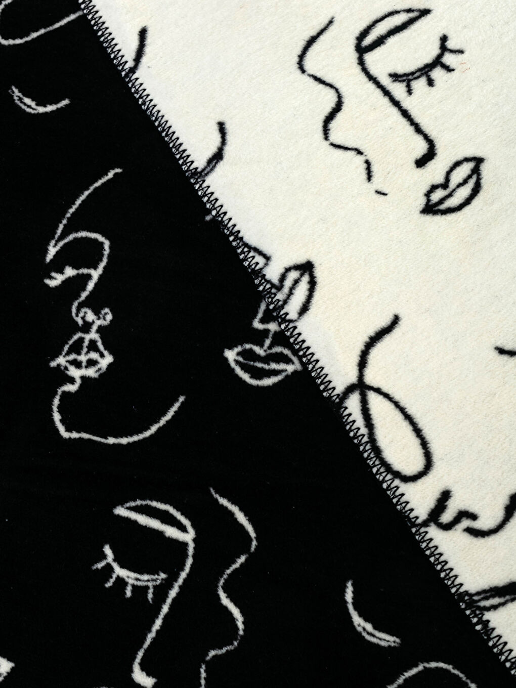 Siyah Çift Kişilik Kendinden Desenli Battaniye 200x220 cm-2